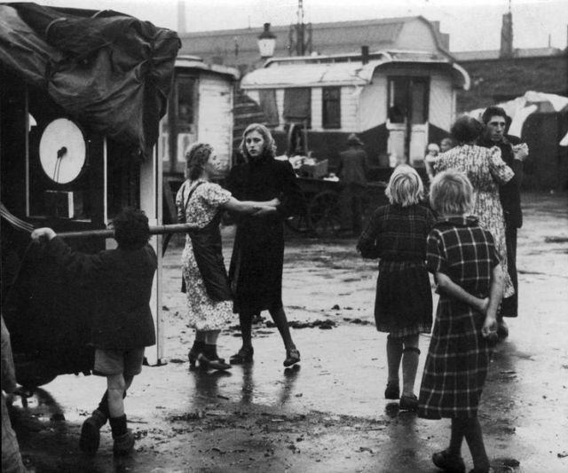 4203n Woonwagenkamp, een draaiorgel komt langs