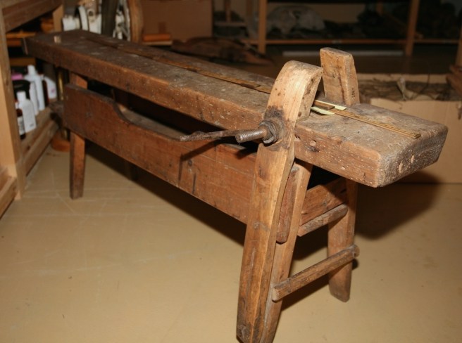 Arbeidsbenken slik han står på magasinet på museet. Foto: Roald Renmælmo