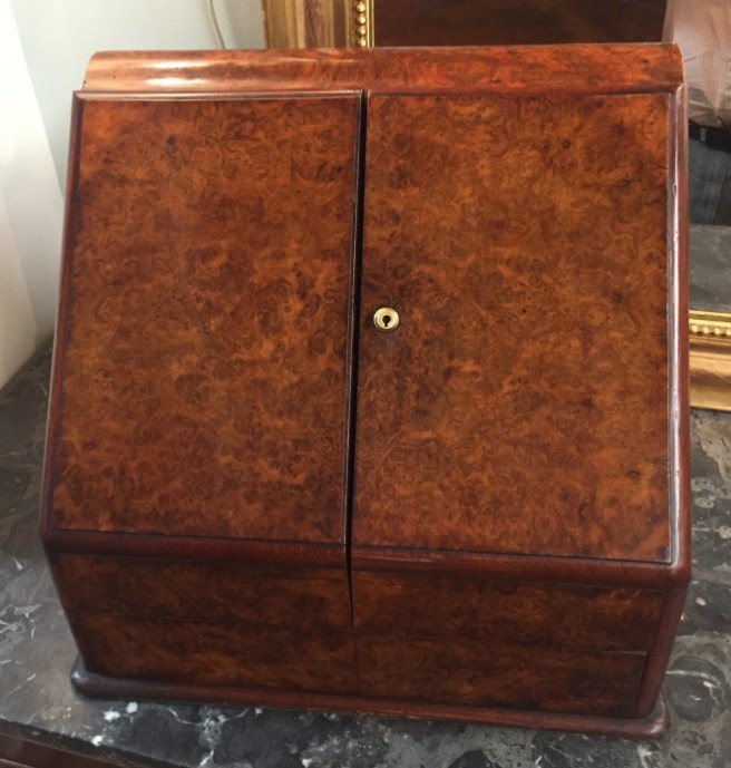 If you close it, it looks like this.