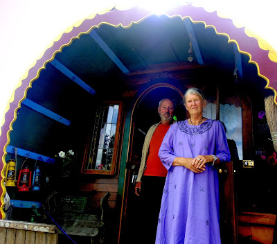rob-jill-romain-1951-bedford-housetruck-maid-of-dreams-the-star-of-the-2013-bedford-new-zealand-rally-at-bedford-heaven-near-thames-theflyingtortoise-011